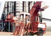Rotor I – a primeira colhedora autopropelida Santal.    