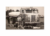 "Gaita ponto", botas e bombachas: cena gaúcha nesta foto de meados dos anos 50; note a grade da cabine, já ligeiramente diferente, porém ainda com perfis delgados (fonte: Ito Bir).