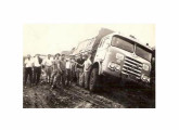 Igualmente documental, esta imagem demonstra a situação das precaríssimas estradas brasileiras na década de 50; o caminhão FNM e a cabine Sant'ana são de 1956 (fonte: site alfafnm). 