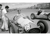 Aldredo Santilli (à direita) no Eclipse Especial Cadillac, disputando o GP Juscelino Kubitschek em 1960, em Brasília; em primeiro plano, Camillo Christófaro num Alfa Romeo Corvette (fonte: site mestrejoca).