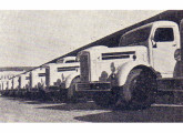 Caminhões Scania-Vabis recém-montados, diante da fábrica da Vemag, em 1954, aguardam serem enviados para as revendedoras da marca.