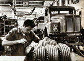 A linha de fabricação da Scania, ainda nas instalações da Vemag (foto: O Cruzeiro).