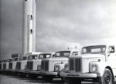 Frota de caminhões L 75, em 1959 perfilada diante da fábrica de motores da Scania-Vabis (fonte: Jorge A. Ferreira Jr. / Anfavea).