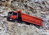 Scania P 420 8x4 para aplicações em construção pesada e mineração.