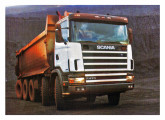 Caminhão 10x4, com três eixos direcionais, de 2007; fabricação especial da Scania, ainda trazia a antiga cabine da Série 4. 