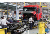 Um Scania na linha de montagem, na fase de instalação da cabine sobre o chassi.