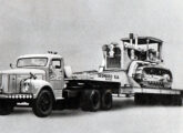 L 75 tracionando carreta com trator de esteira para empresa de construção. 