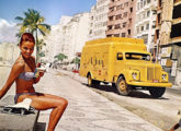 Avenida Atlântica, Rio de Janeiro, início dos anos 60: patinadora sueca Gittan Wennstrom e caminhão frigorífico Scania na frota da Sorvetes Kibon; a bela imagem foi capa da revista Via, órgão interno da Scania, em junho de 1963.