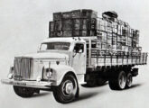 Equipado com terceiro eixo auxiliar, com rodado menor, este Scania paulistano aparentemente transportava produtos para feirantes. 