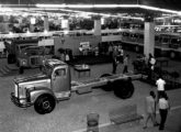 Outro ângulo do stand da Scania no Salão de 1961; à direita, um chassi encarroçado pela Ciferal (fonte: Jorge A. Ferreira Jr. / Anfavea).