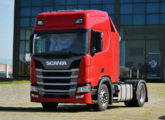 R 450 4x2 com teto alto e leito, uma das inúmeras apresentações possíveis na nova geração Scania; suas cabines foram desenhadas pela Porsche.