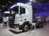 Scania R 410 6x4 a gás, exposto na Fenatran 2019 (foto: LEXICAR).