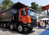 A nova versão XP G 560 10x4 Heavy Tipper quando de seu lançamento, em setembro de 2024, na Exposição Brasileira de Mineração.