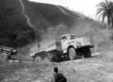 O caminhão vencendo o relevo da parte montanhosa da península (fonte: Jorge A. Ferreira Jr.).