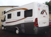 O motor-home Iveco Conect SL visto pela traseira.