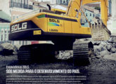 Uma escavadeira LG6225E ilustra esta publicidade de janeiro de 2015; note o selo "Produzida no Brasil" no canto superior direito.