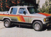 Chevrolet Indiana 1987 com grade, faróis e lanternas personalizados.