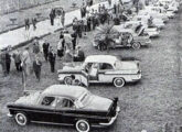 Em maio de 1960, nos jardins da fábrica, cerimônia de lançamento do Simca Chambord (foto: Automóveis & Acessórios).