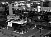 Stand da Simca no II Salão do Automóvel, em 1961; ao centro, um carro da frota do Expresso Zefir, que realizava linha regular de transporte entre São Paulo e Santos (fonte: Jorge A. Ferreira Jr. / Anfavea).