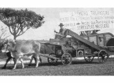 Trilhadeira (debulhadora mecânica) rebocada, primeira máquina de grande porte da SLC; lançada em 1947, foi a precursora de sua reconhecida linha de colheitadeiras.  