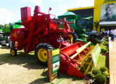 A primeira colheitadeira brasileira, 50 anos depois exposta na Agrishow 2015, ao lado da gigante John Deere S690 (foto: LEXICAR).