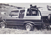 Picape Chevrolet D-10 com cabine-dupla Spocar, de 1985; note a largura da porta e as lanternas traseiras, tomando toda a altura da caçamba.  