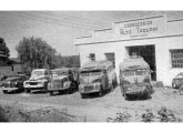 Imagem da fábrica da Spohr, Schneider, em Estrela, no final da década de 50; à frente do prédio, dois antigos ônibus Ford dos anos 40; note, no alto da fachada, a data de fundação da oficina (fonte: site memoriagaucha). 