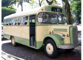 Lotação Spohr sobre chassi Mercedes-Benz LP-312 1957, matriculado em Bom Sucesso do Sul (PR) e fotografado no Rio de Janeiro, em 2010 (foto: Antônio Moreira).     