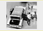 Obra de paparazzi: Roberto Carlos e sua limusine SR com acabamento interior todo em azul (fonte: portal carrosantigos-automodelli).
