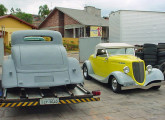 Ford 1934 roadster (ao lado, um cupê semi-acabado, vendido como kit).