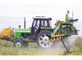 Corisco 1200, kit de pulverização Stara de 1.200 l e barras de 21 m sobre trator agrícola. 