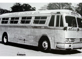 Primeira geração do ônibus rodoviários Striuli sobre chassi GM, construídos para a Viação Cometa, em foto oficial de 1959.   