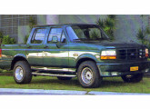 Cabine-dupla Nebraska 1997 sobre picape Ford, na versão quatro-portas.   