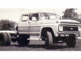 Caminhão Ford F-11000 com cabine-dupla Sulamericana. 