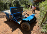 Prática carreta para serviços leves construída em São José do Vale do Rio Preto (RJ) a partir de plataforma VW Brasília 1980, que recebeu molas helicoidais na traseira; pertence a uma fazenda de Petrópolis (RJ) (foto: LEXICAR). 