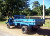 Carreta articulada leve com carroceria fixa de madeira.