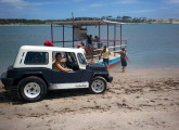Taíba Vip junto a uma das balsas de travessia do rio Jaguaribe, no Ceará, em 2007 (fonte: site opiniaoemperspectiva.blogspot). 