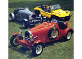 Réplicas Bugatti 35B, da Thunderbuggy; a imagem, retirada de um anúncio de 1975, também mostra um buggy Glaspac, do qual a empresa era revendedora.    