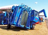 Colhedora Electron Auto, no Agrishow 2010, demonstrando o funcionamento do sistema hidráulico de inclinação (foto: LEXICAR).