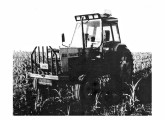 Trator Valmet com cabine Tecno Jet da década de 90.    