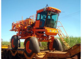 Trator Valtra com suspensão nas quatro rodas, cabine e sistema de pulverização instalados pela Tecno Jet.   