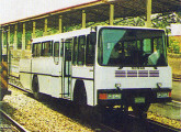 Ônibus rodoferroviário com carroceria mista Tectran para carga e passageiros. 