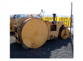 Rolo compressor de três tambores TT-10-14, novidade de 1971: modelo mais simples e tradicional da Tema Terra, permaneceu em produção até a década de 80; o exemplar da fotografia, de 1986, se encontrava a venda em 2010 (fonte: site companytractor).