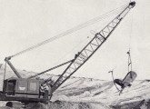 Guindaste sobre esteiras 5300, tipo dragline: equipado com lança de 15 m e caçamba de 1,9 m³, tinha desempenho superior a 165 t/h na movimentação de minério. 