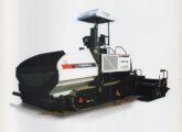 Vibroacabadora Terex VDA 700 sobre esteiras, também de 2006.