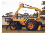 Carregador florestal TMO 7.60, de 1994, sobre trator agrícola Valtra.  