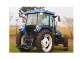 Trator New Holland TL 90 equipado com cabine Topázio.