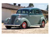 Ford 1937 Club Coupé customizado pela Totty's; o carro, que foi adquirido 0 km pelo avô de Rafael Glaser, ganhou nova mecânica (inclusive chassi e suspensão), porém teve sua carroceria totalmente preservada; o interior recebeu estofamento de couro e novos instrumentos, mas não teve o estilo alterado (fonte: site streetmotors).