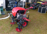 Cultivadora diesel Toyama TDT110, com operador a pé, equipado com implemento de perfuração de solo; a imagem foi tomada no stand da empresa no Agrishow 2015 (foto: LEXICAR).