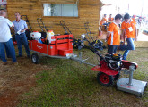 Cultivador Toyama TT90 (6,5 cv), transformado em autopropelido por meio de acoplamento a carreta fixa; carreta e roçadeira frontal são fabricadas pela Maquinafort, de Taió (SC) (foto: LEXICAR).